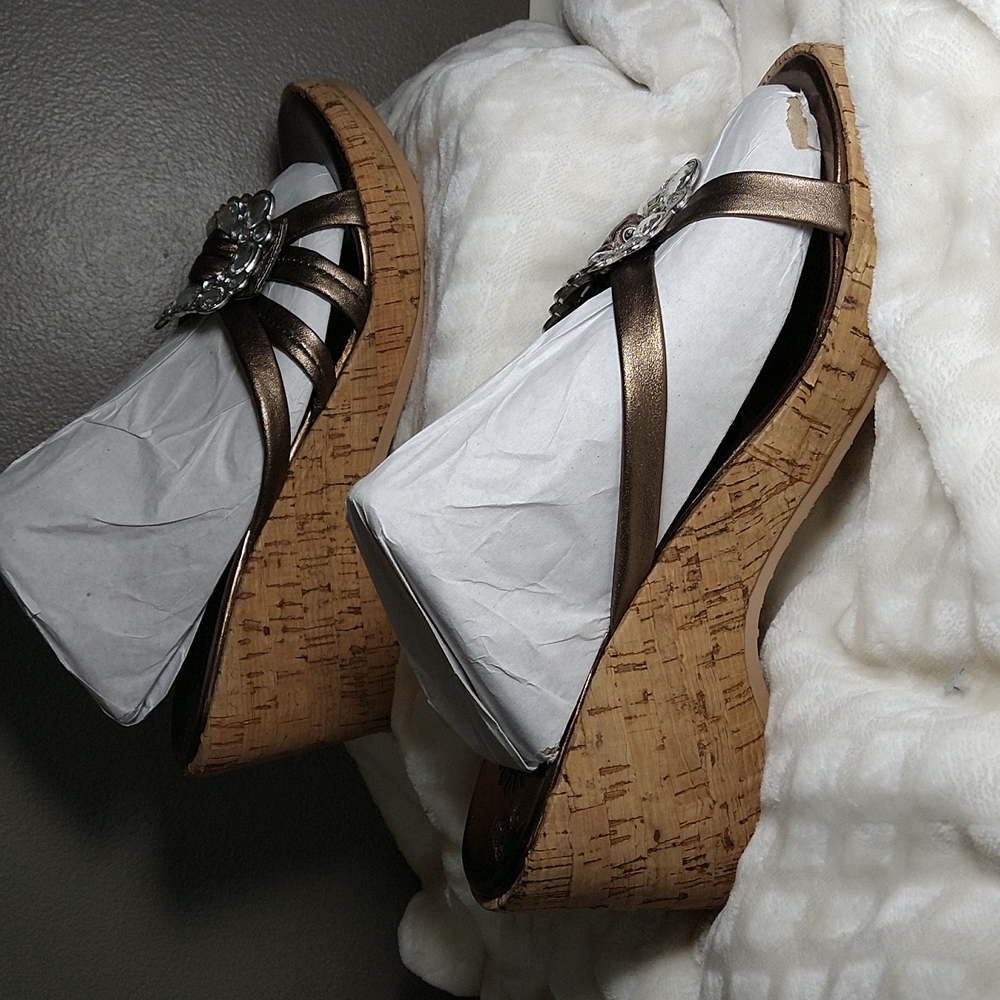 NWOT Yellow Box Cindy Wedge - Picture 3 of 10